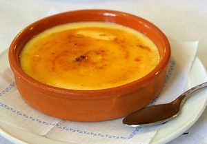 La crema catalana es un postre típico de Barcelona 