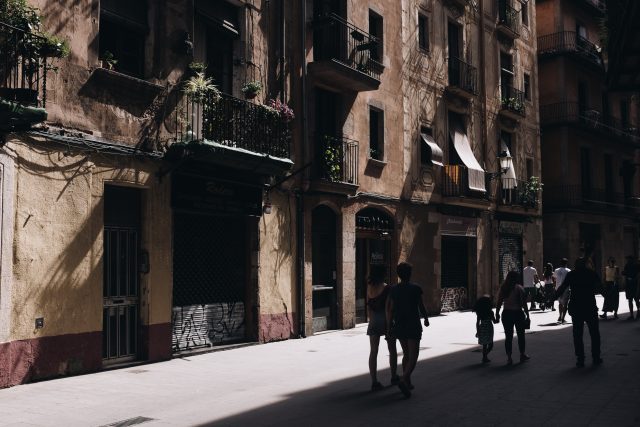 Gente andando en la calle de Barcelona