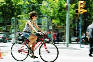 Mujer en bicicleta por la ciudad