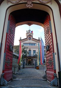 Portal de entrada de un edificio antiguo