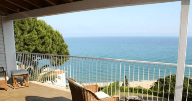 balcon d'appartement avec vue sur la mer