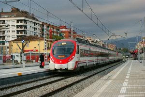 Tren el prat llegando a la estación