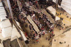 Imagen del techo metálico de "els encants" que refleja gente paseando