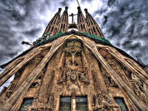 vista desde el suelo de la sagrada familia