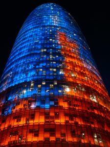 Foto de la Torre Agbar iluminada en la noche 