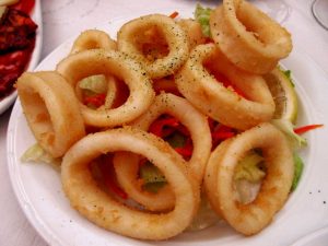 Calamares rebozados en un plato blanco