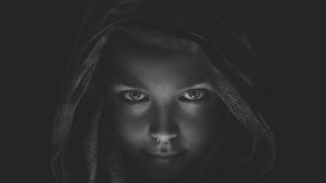 imagen de una chica con las luces ténues
