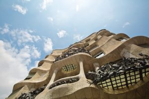 Vista desde el suelo a la estructura de la Pedrera