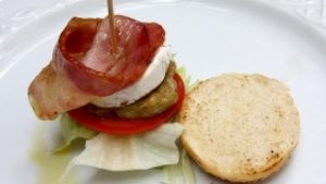 Pincho con lechuga, tomate,queso y bacon