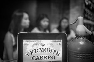 Tomar el vermouth en Sant Antoni