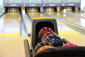pista de bolera con imagen de los bolos