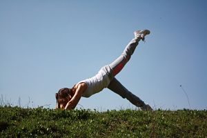 Mujer practicando pilates al aire libre