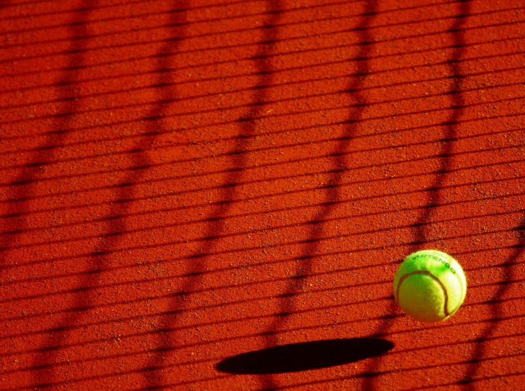 Imagen de una pelota de tenis sobre tierra batida