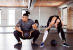 Pareja haciendo pilates en un gimnasio