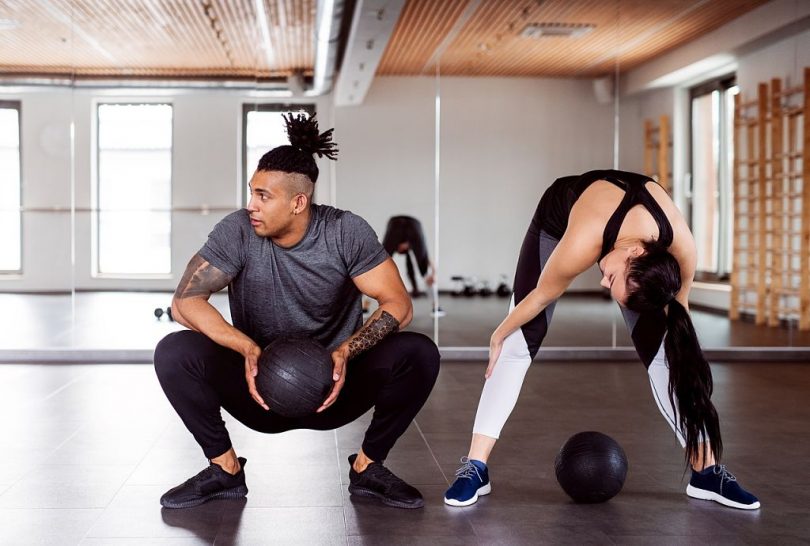 Pareja haciendo pilates en un gimnasio