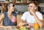 Pareja comiendo