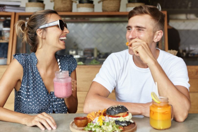 Pareja comiendo