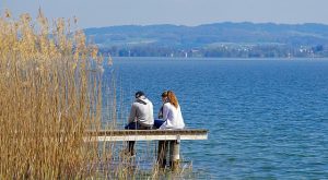pareja mirando en un lago