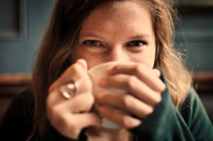 cafés pendientes, iniciativa solidaria para personas sin recursos económicos