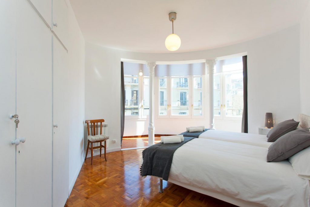 Imagen de una habitación doble en blanco