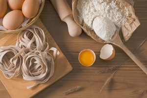 imagen de huevos, harina y pasta, listos para ser amasados