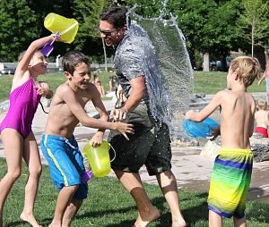 Niños divirtiéndose con el agua