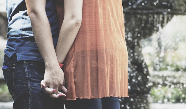 Pareja de la mano festejando san Valentín en Barcelona