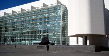 Fotografía de la fachada exterior del Museo MACBA de Barcelona.