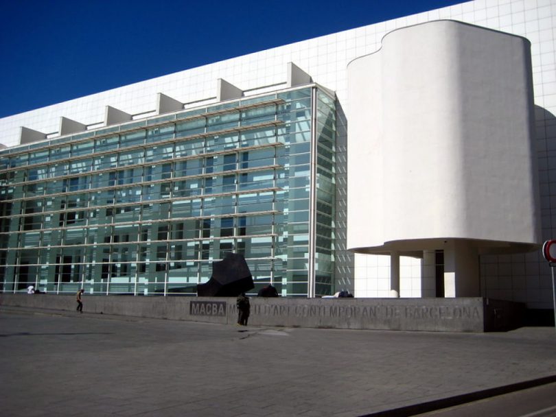 Fotografía de la fachada exterior del Museo MACBA de Barcelona.