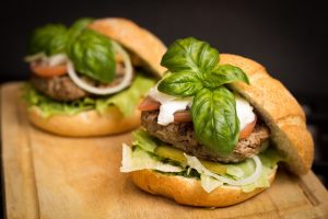 hamburguesas decoradas con menta 