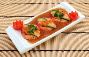 plato decorado con gambas y pepino