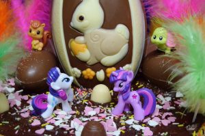 Huevo de Pascua con dos figuras de pony
