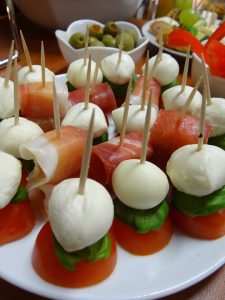 pintxos de mozzarella y tomate