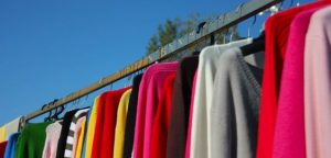 Prendas de ropa colgadas