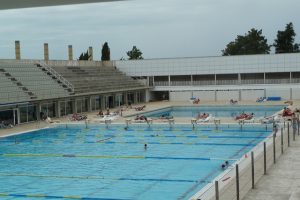 piscina descubierta con gradas alrededor