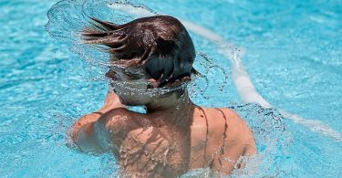 Niño disfrutando en una piscina al aire libre