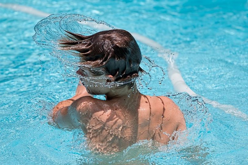 Niño disfrutando en una piscina al aire libre