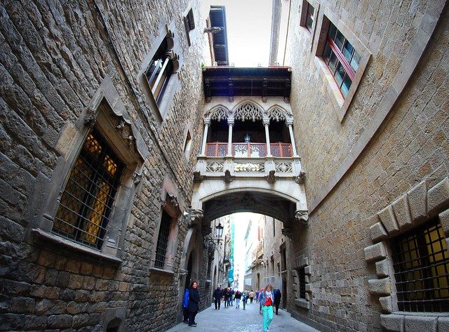 carrer del bisbe ciutat vella barcelona