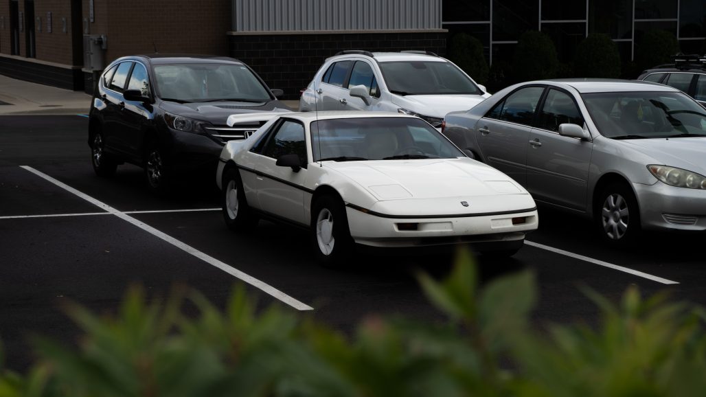 Parking con varios coches