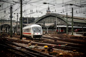 Tren pasando por la estación de Sant Andreu Arenal de Barcelona
