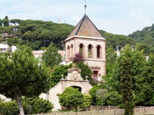 imagen de pueblo del maresme con una iglesia