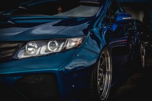 visión de llanta de coche azul y faro