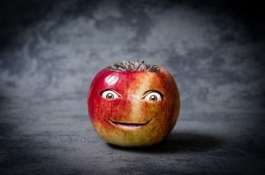 foto de una manzana con una cara hecha con photoshop