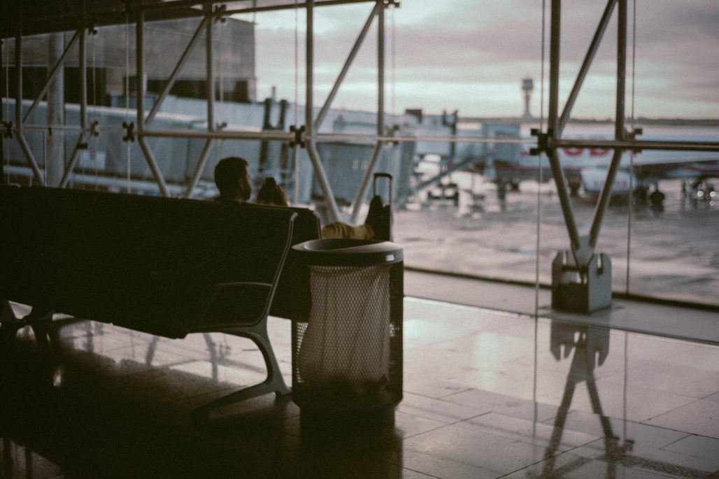 Hombre mirando el movil en el aeropuerto de Barcelona