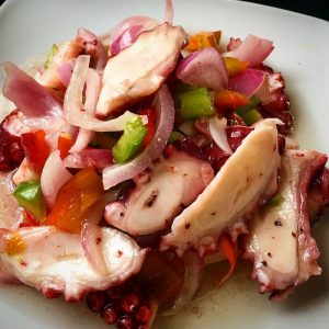 pulpo con tomate, pimiento y cebolla