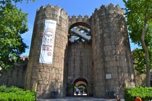 imagen del las torres de entrada del pueblo español