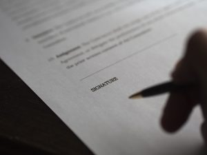 documento a punto de firmarse con un bolígrafo