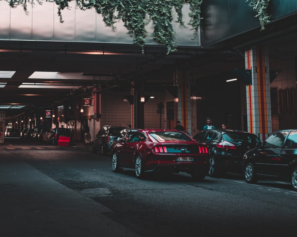 Coche buscando parking gratis