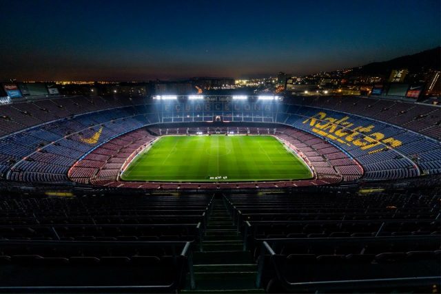 Stade de football Camp Nou de nuit