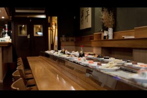 cinta giratoria de sushi en un restaurante